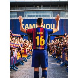 Rodri se quitó la camiseta del Manchester City y recibió la del Barcelona con el número 16. Rodri se quitó la camiseta del Manchester City y recibió la del Barcelona con el número 16.
